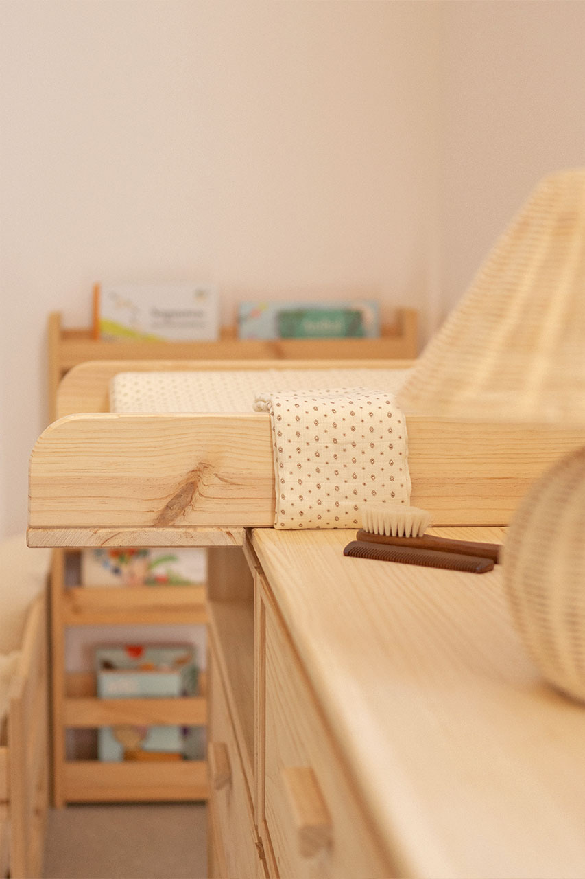 Imagen de ambiente 2 para:Cambiador de madera maciza de pino sostenible